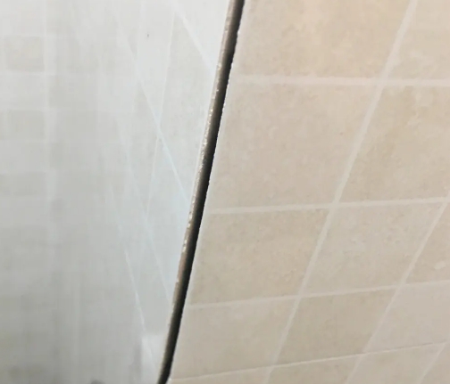 铁山瓷砖空鼓维修公司分享阳台瓷砖脱落的修复过程可以分为以下几个步骤