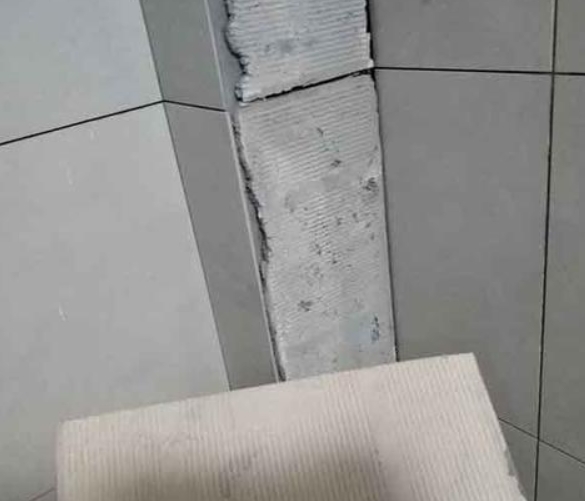 铁山瓷砖空鼓维修公司分享下厨房瓷砖脱落的补救措施。